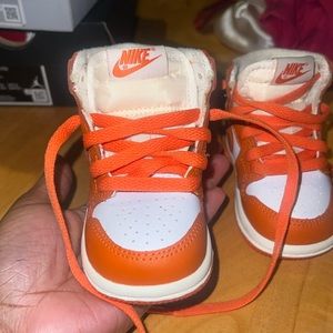 Toddler orange and white Jordan 1’s. 4c